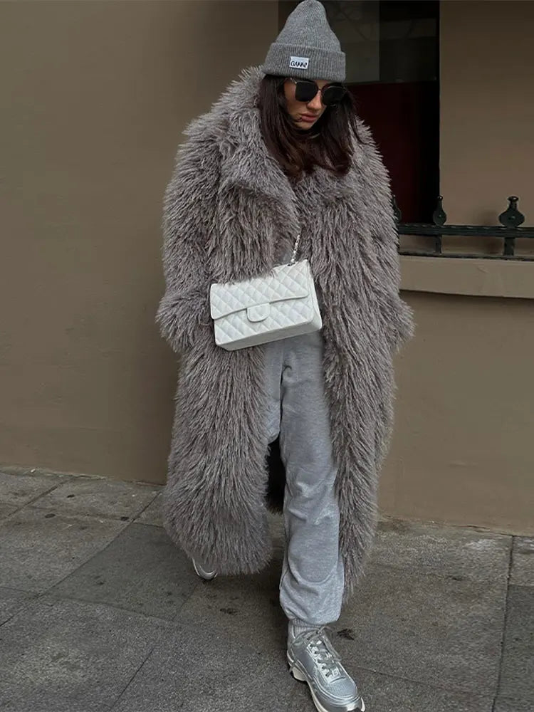Women’s Oversized Plush Coat – Longline Winter Layer for City Wear