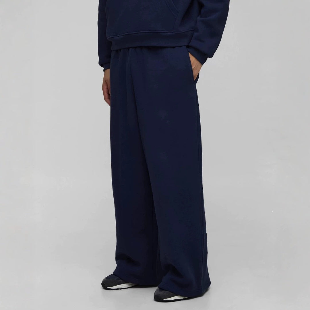 Unisex padded sweatpants with elastic comfort waistband, straight leg and side pockets by Drune