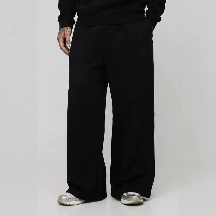 Unisex padded sweatpants with elastic comfort waistband, straight leg and side pockets by Drune